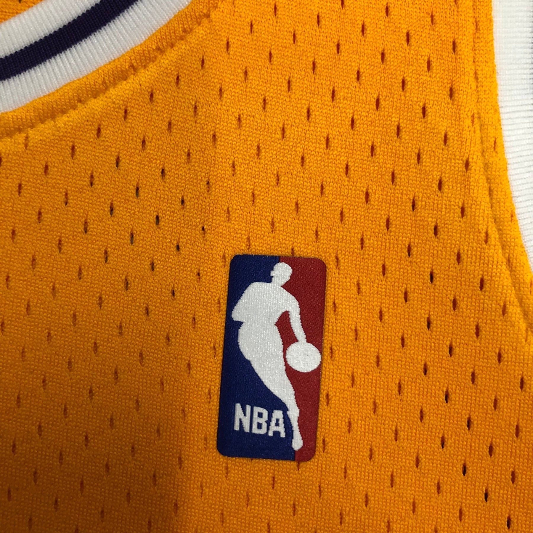 Regata Mitchell & Ness Los Angeles Lakers 1984-1985 Amarela