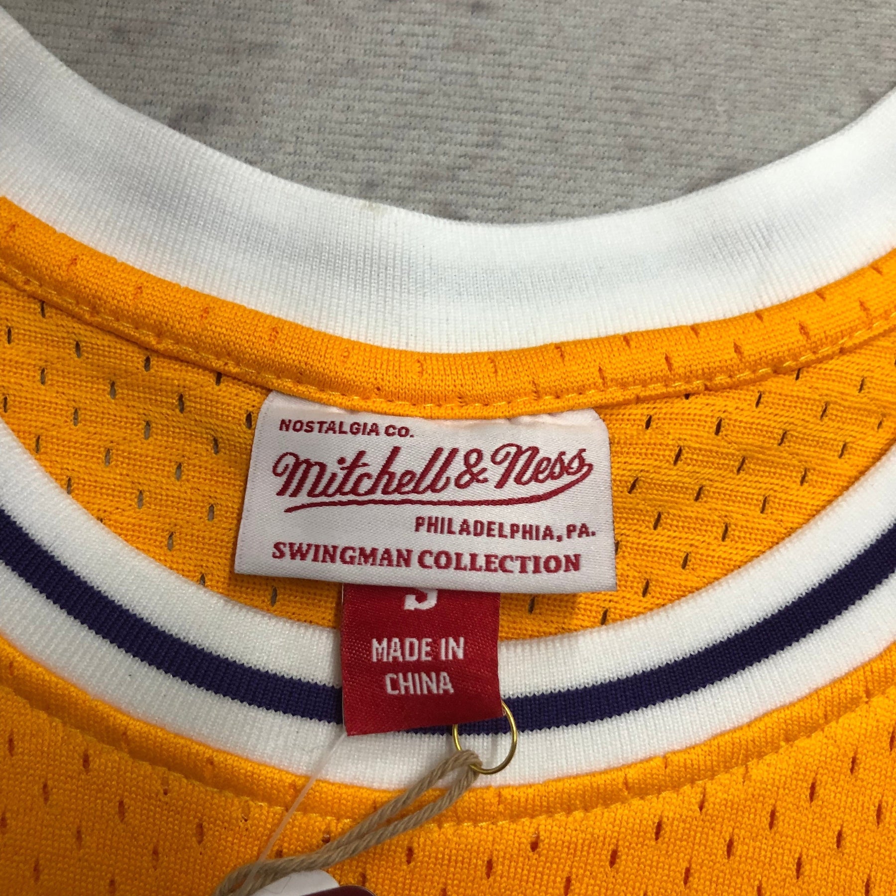 Regata Mitchell & Ness Los Angeles Lakers 1984-1985 Amarela