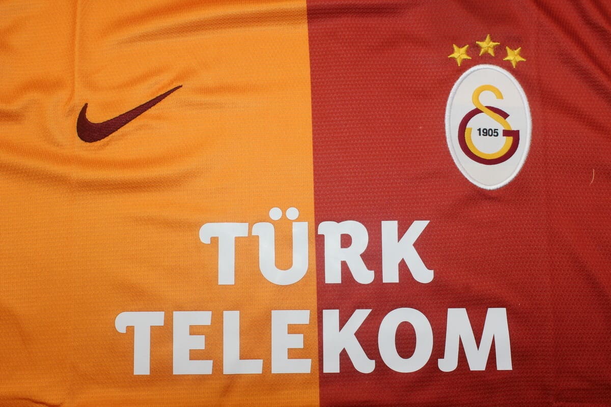 Camisa Retrô Galatasaray 2013/14 – Home Drogba nº11 com Todos os Patrocínios Nike Masculina