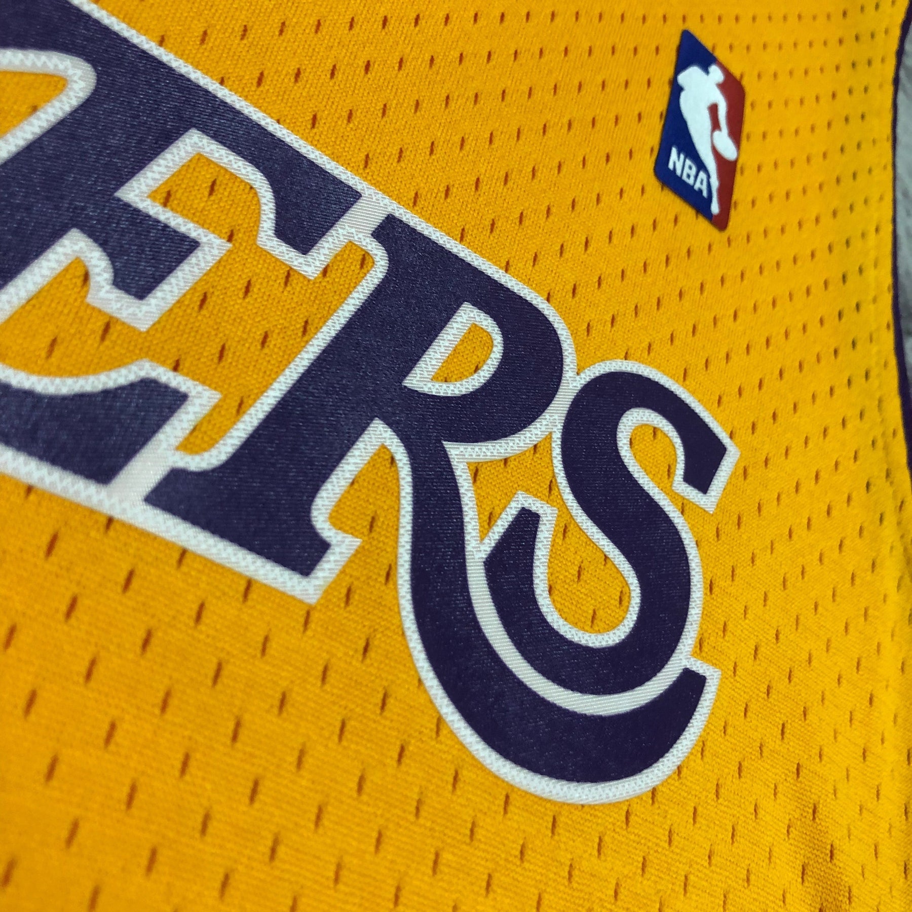 Regata Mitchell & Ness Los Angeles Lakers 1999-00 Dourada