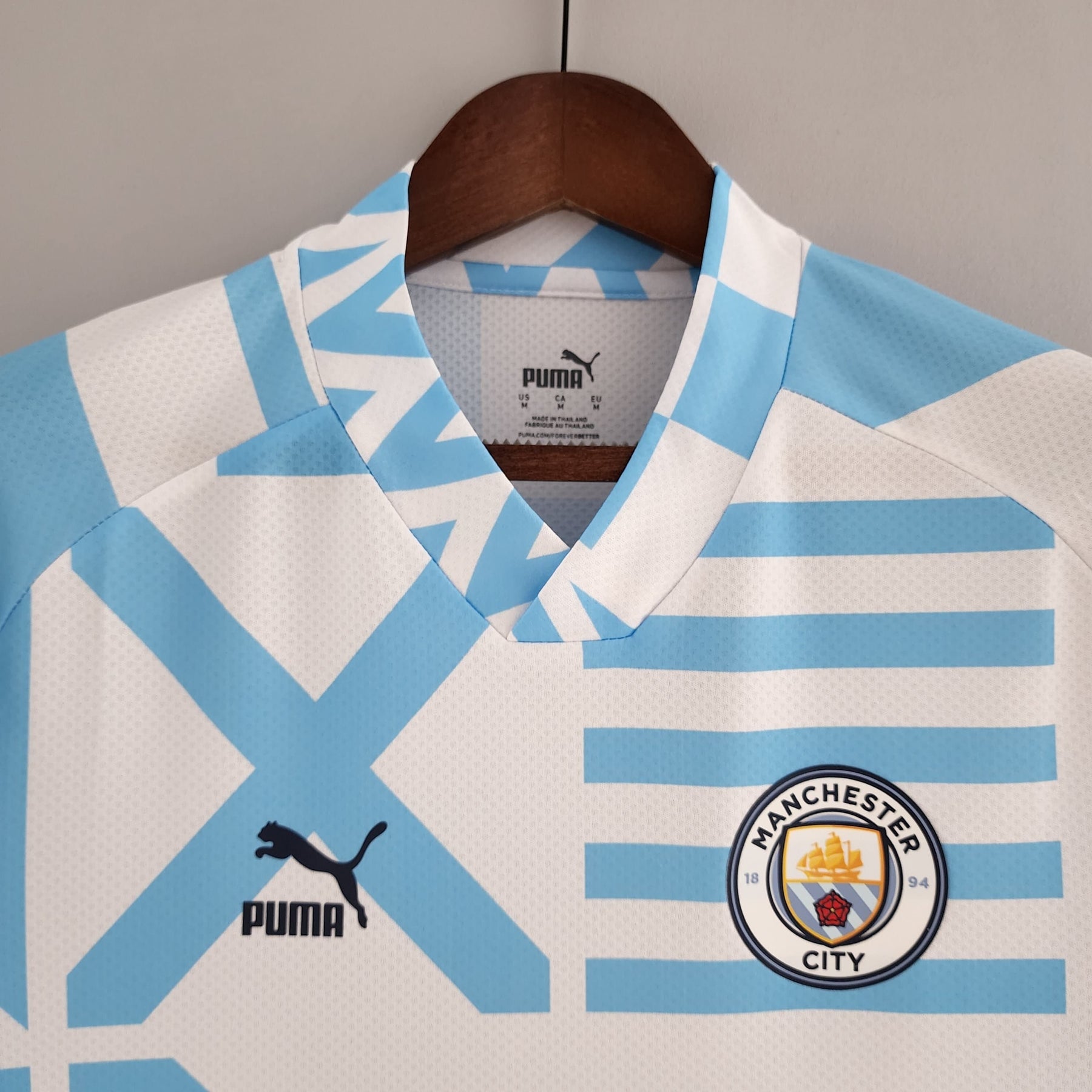 Camisa Manchester City 22/23 – Pré-Jogo Azul e Branco
